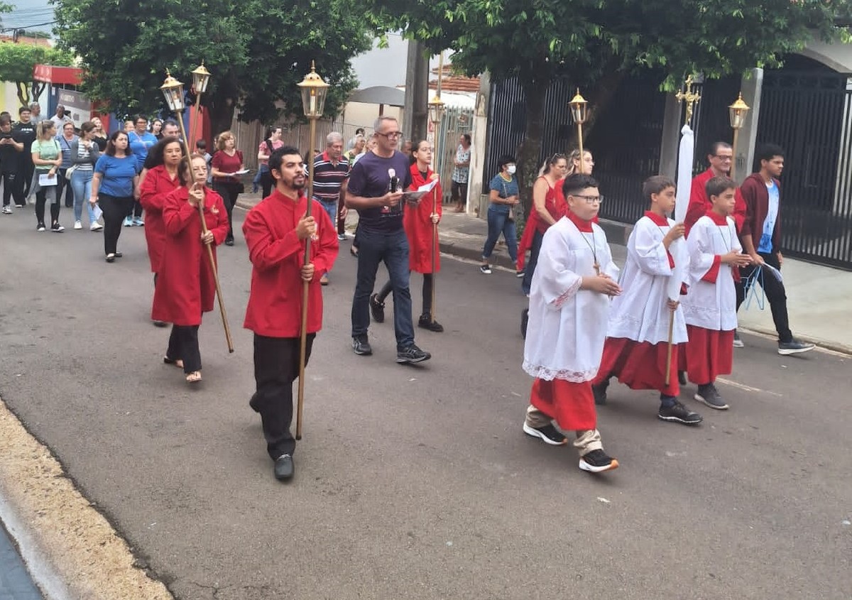 Fiéis católicos refletem dores de Jesus Cristo na cruz em celebrações da Sexta-feira Santa, em Presidente Prudente | Presidente Prudente e Região