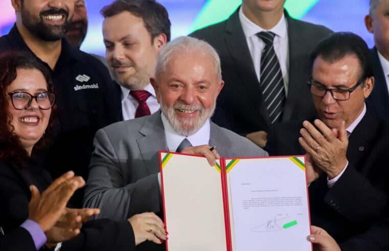 Lula assina projeto que regula atividade de motoristas de aplicativo