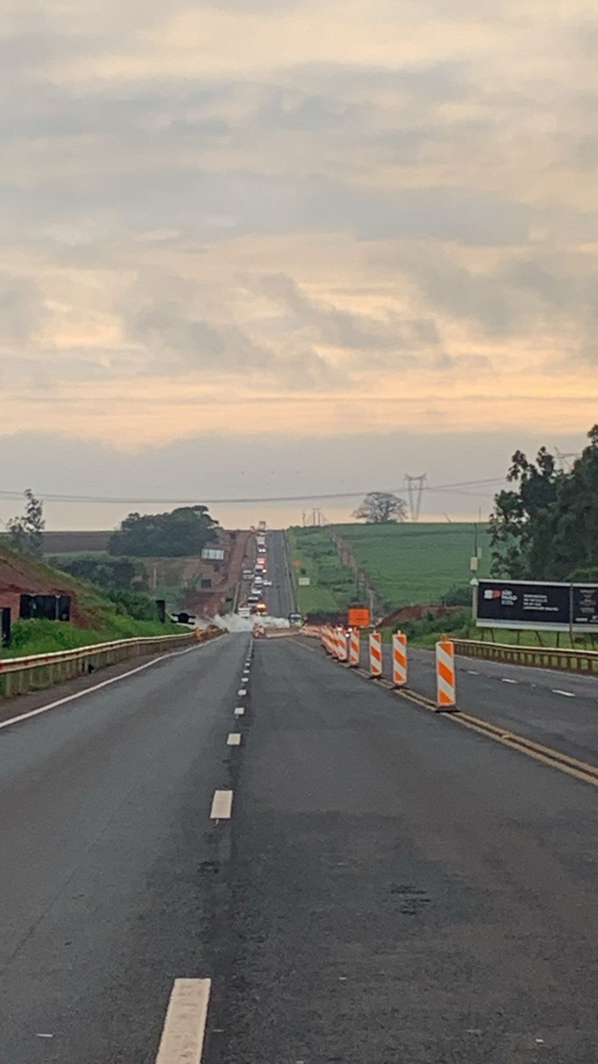 Vazamento de carga perigosa de caminhão interdita trecho de rodovia no interior de SP | Bauru e Marília