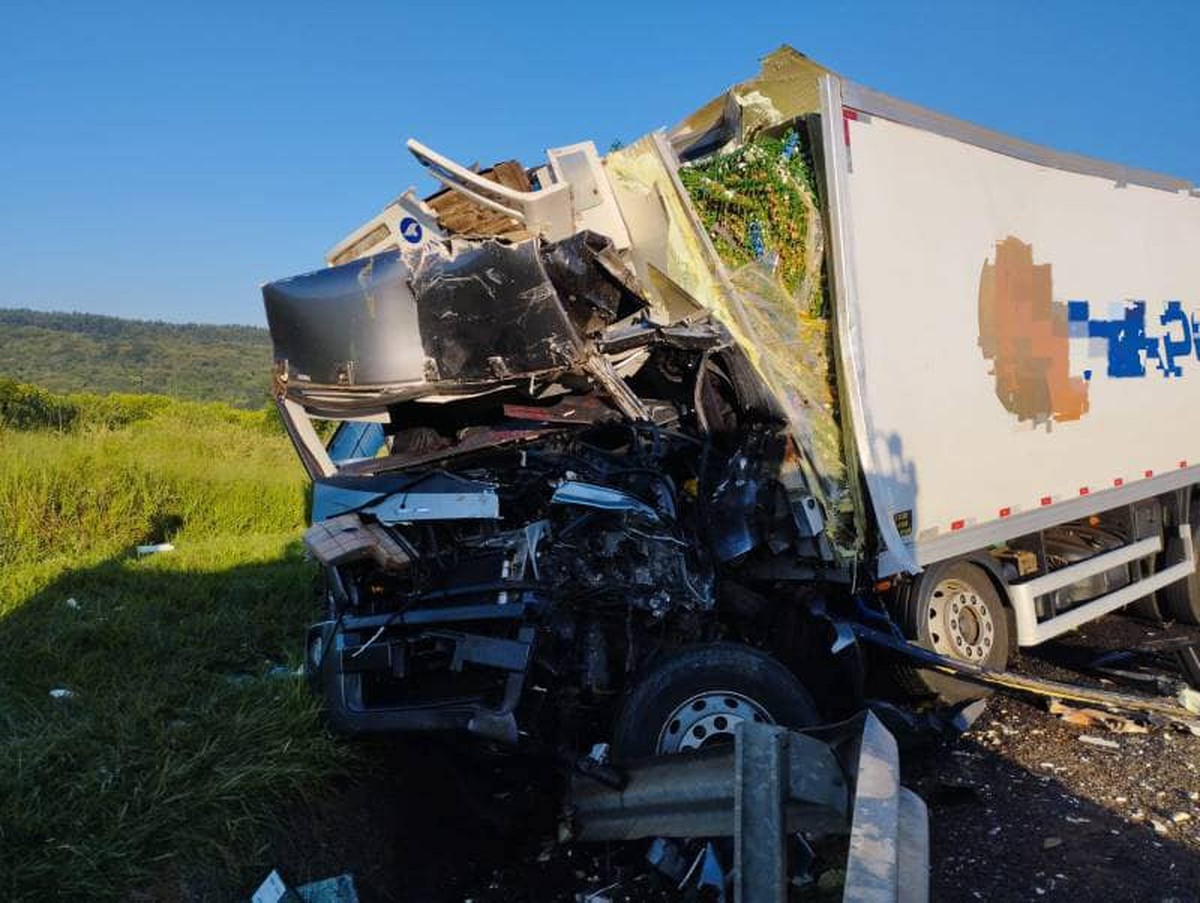 Motorista morre em acidente entre caminhões na Castello Branco em Itatinga