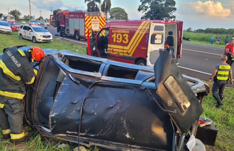 Cinco pessoas ficam feridas após carro capotar na SP-294 em Tupã