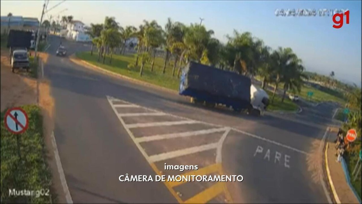 Estudantes são atingidos por carga de sucata de caminhão que tombou na rodovia em Vera Cruz; vídeo