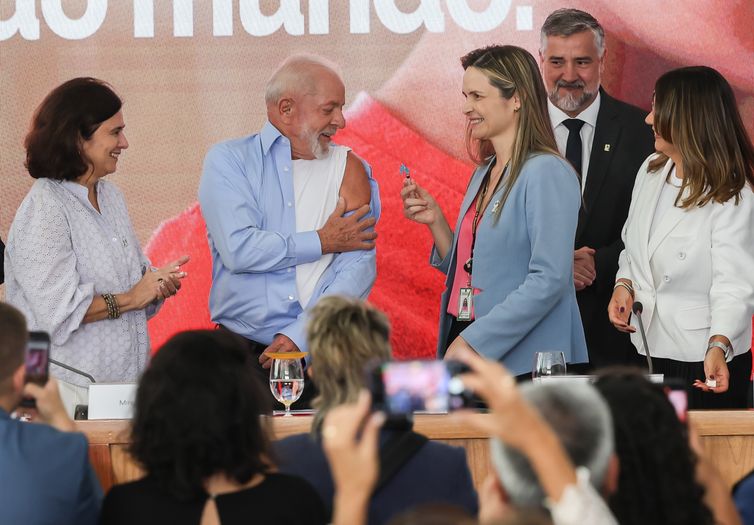 Brasília (DF), 08/04/2024, O presidente Luiz Inácio Lula da Silva é vacinado, durante entrevista coletiva sobre questões relacionadas à saúde, como vacinação e combate à dengue, no Palácio do Planalto.  Foto: Antonio Cruz/ Agência Brasil