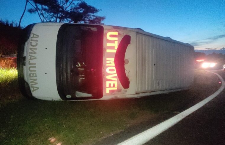 Ambulância da Prefeitura de Marília capota após motorista sofrer mal súbito em rodovia do interior de SP