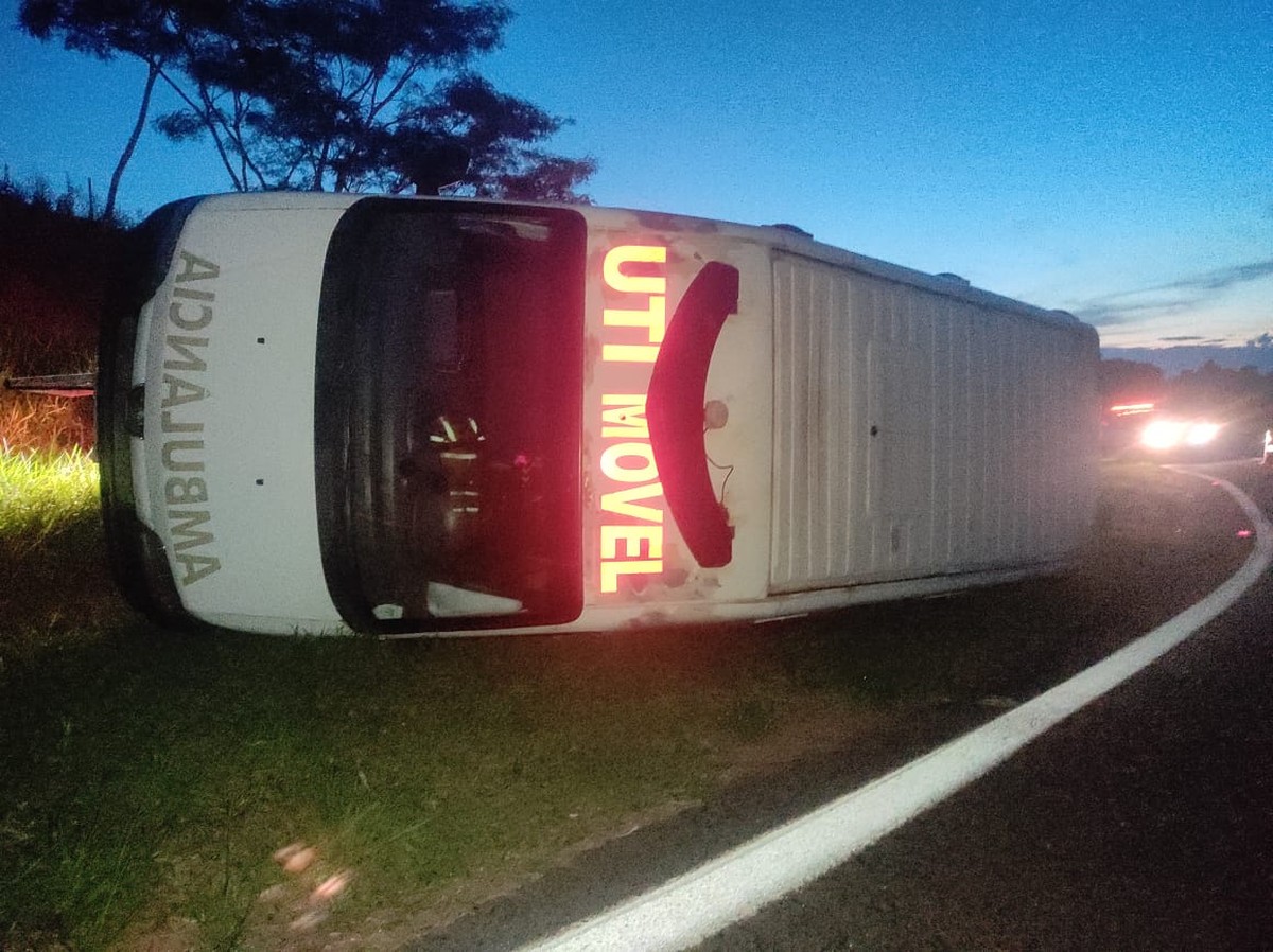 Ambulância da Prefeitura de Marília capota após motorista sofrer mal súbito em rodovia do interior de SP