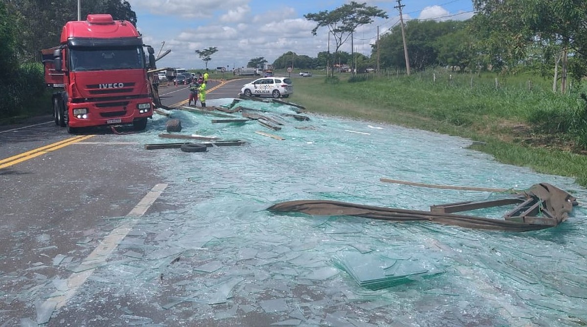 Carga de vidro se desprende de caminhão e cai sobre a Rodovia Comandante João Ribeiro de Barros, em Adamantina