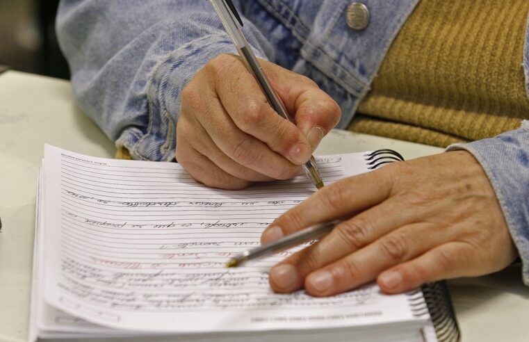 Sesi oferece cursos gratuitos de Educação de Jovens e Adultos; saiba como se inscrever