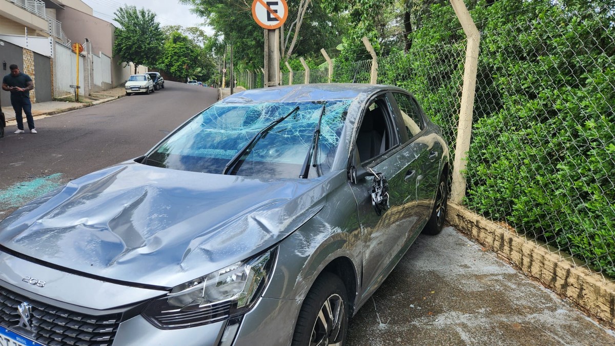 Idoso perde controle da direção e carro capota no Jardim das Rosas, em Presidente Prudente