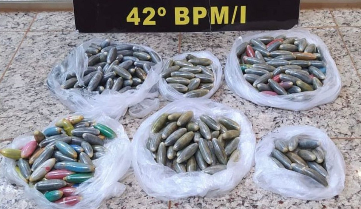 Com 300 cápsulas de cocaína no estômago, bolivianos são presos em posto de combustíveis em Presidente Venceslau