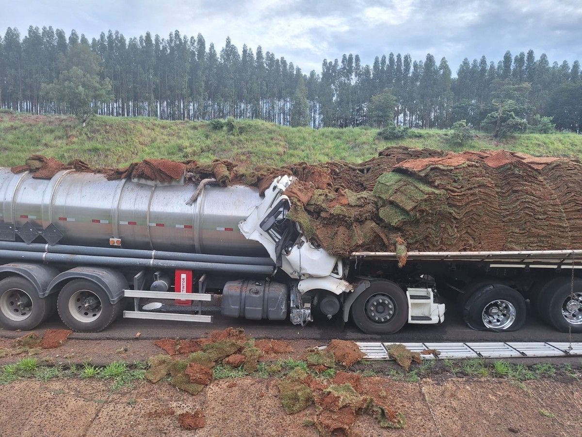 Caminhoneiro morre após colisão traseira na Rodovia Castello Branco no interior de SP