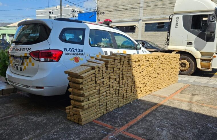 Motorista abandona caminhão com 1,5 tonelada de maconha e foge para canavial no interior de SP