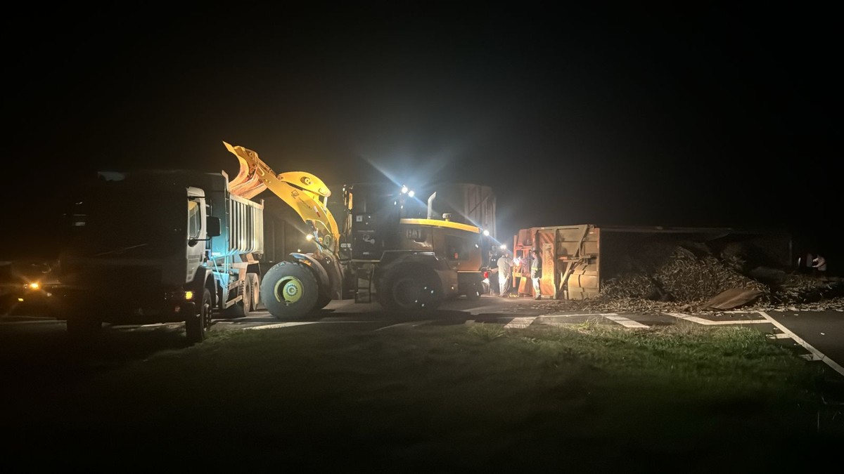 Carreta bitrem carregada com cana-de-açúcar tomba na Rodovia Assis Chateaubriand, em Tarabai