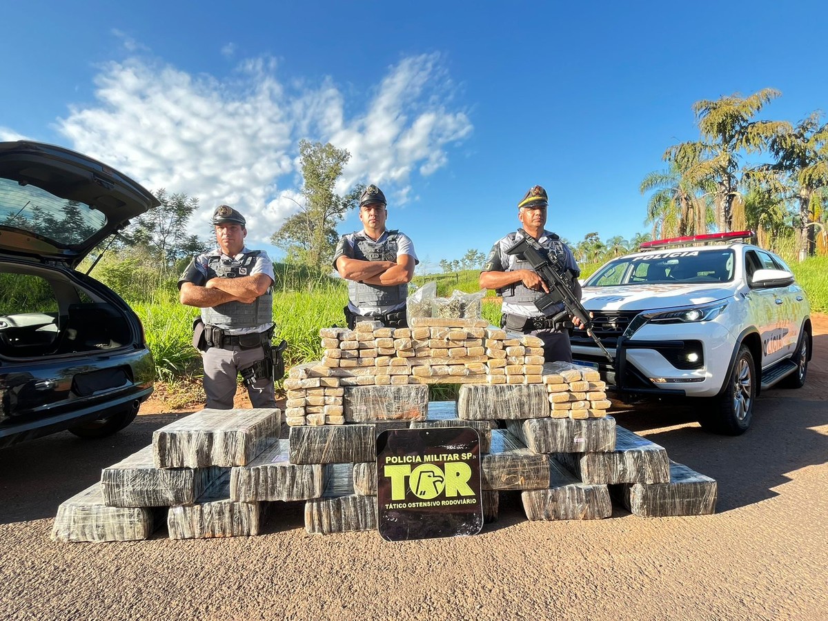 Homem é preso com mais de meia tonelada de maconha na Rodovia Olímpio Ferreira da Silva, em Pirapozinho