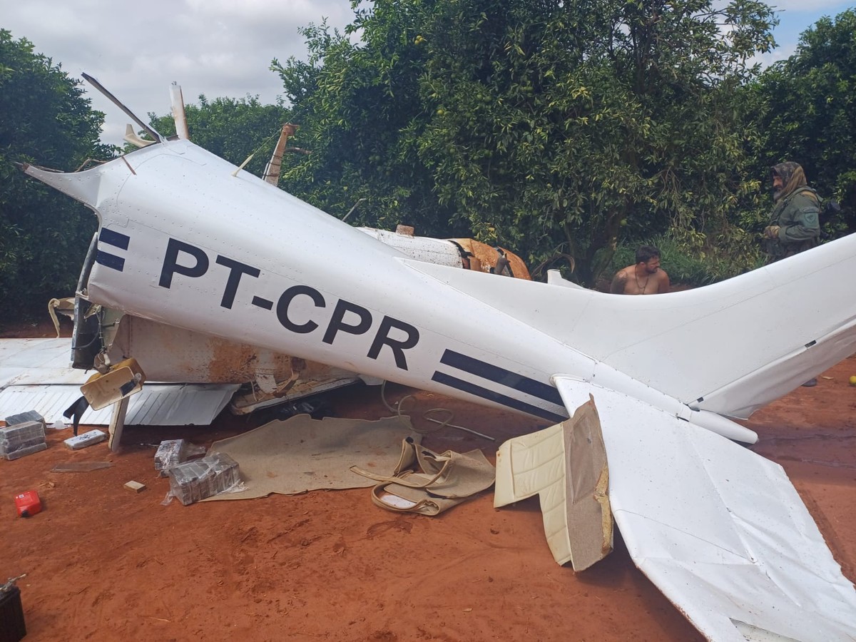 Avião quebra ao meio e revela drogas em pouso forçado após ser interceptado pela PF no interior de SP | Bauru e Marília