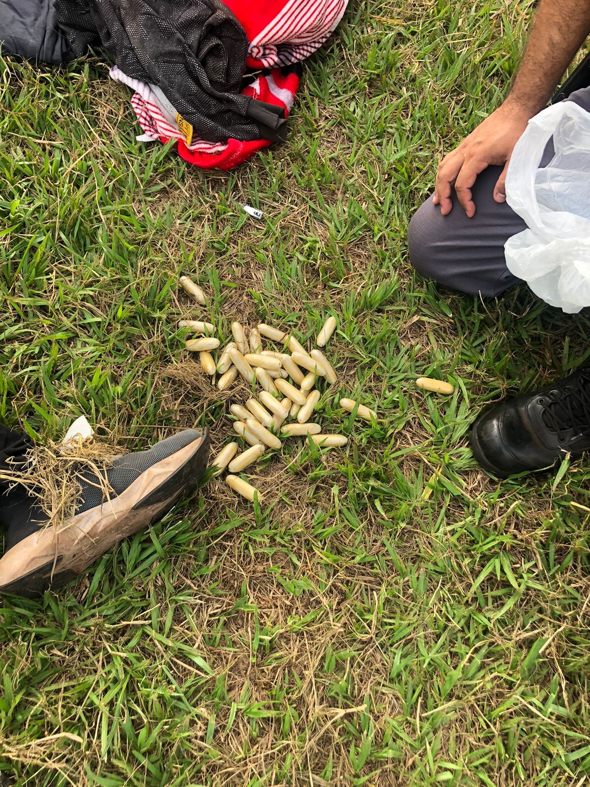 Bolivianos são presos por tráfico de drogas após ingerirem cápsulas de cocaína