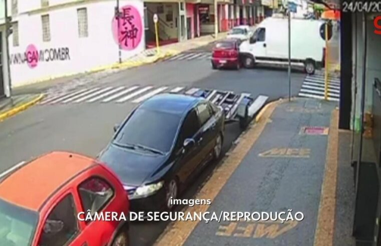 Carro na contramão é atingido por van em cruzamento na região central de Bauru; vídeo | Bauru e Marília