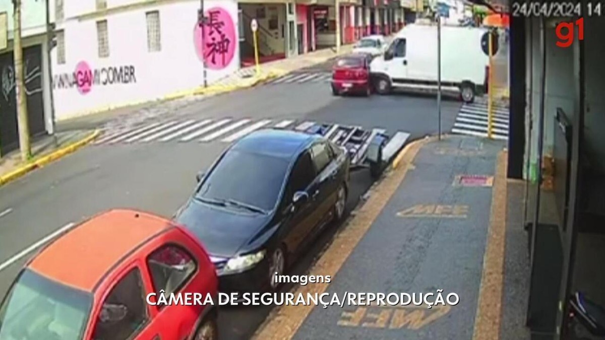 Carro na contramão é atingido por van em cruzamento na região central de Bauru; vídeo | Bauru e Marília