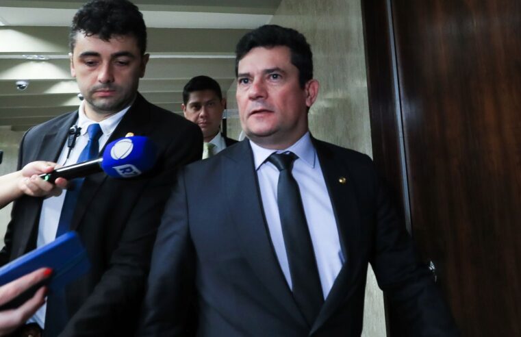 Desembargador pede vista e suspende julgamento de Moro