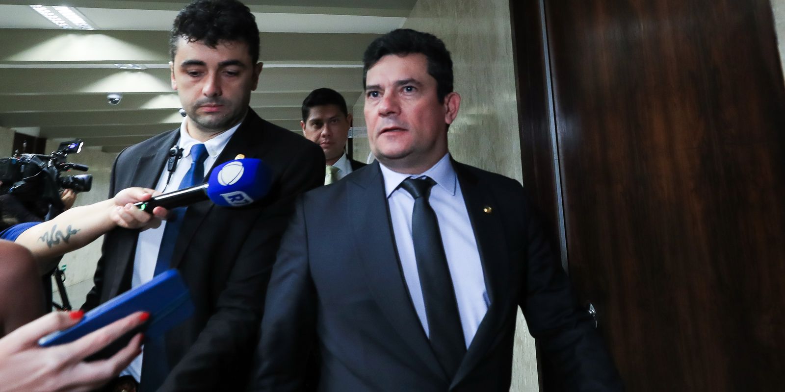 Desembargador pede vista e suspende julgamento de Moro