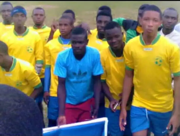 Kevin Lebon, haitiano, universitário no Brasil, reunido com o antigo time de futebol no Haiti