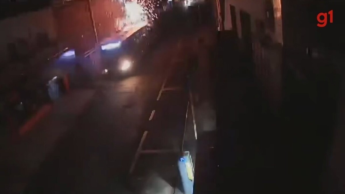 Ônibus bate em poste e provoca explosão e falta de energia elétrica em Botucatu; vídeo | Bauru e Marília