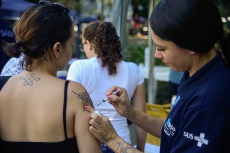 Rio de Janeiro (RJ), 13/04/2024 – População participa do dia D de vacinação contra a gripe, na Praça Afonso Pena, na Tijuca, zona norte da capital fluminense. Foto: Tomaz Silva/Agência Brasil