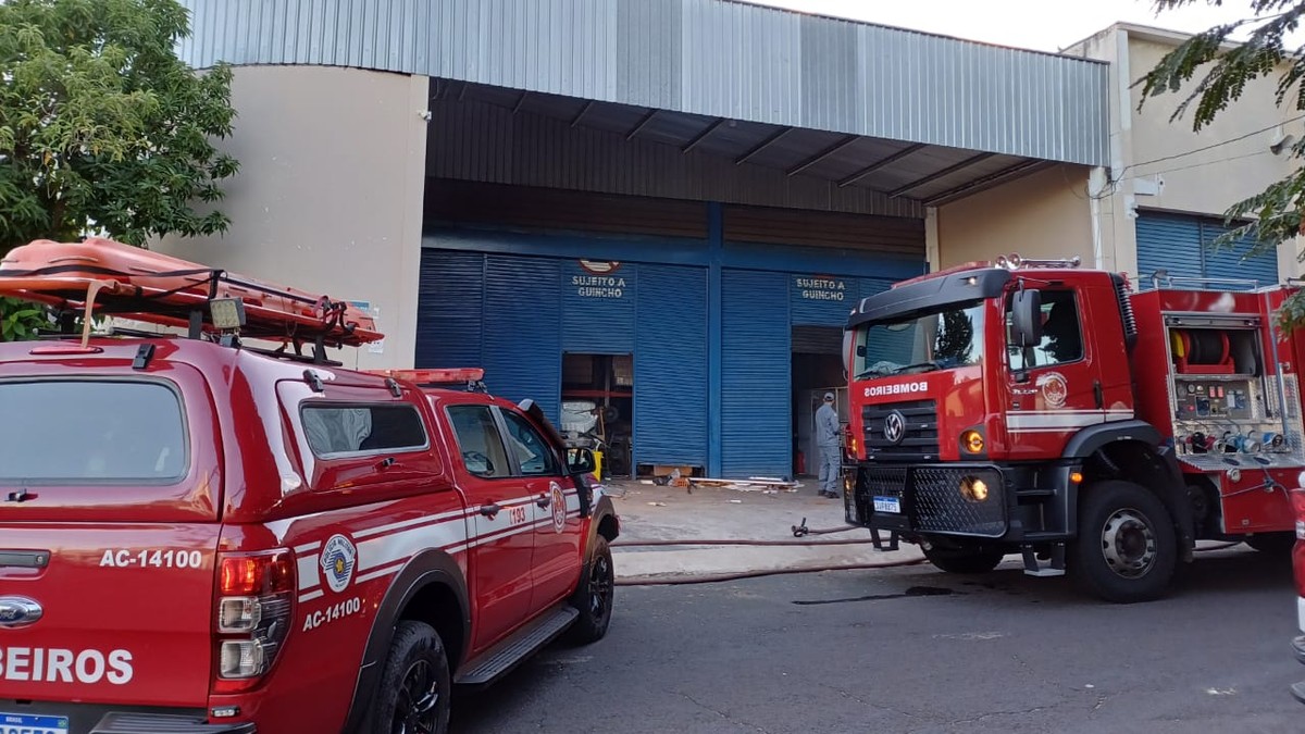 Bombeiros recolhem materiais abrasivos em antigo depósito de produtos químicos, em Presidente Prudente