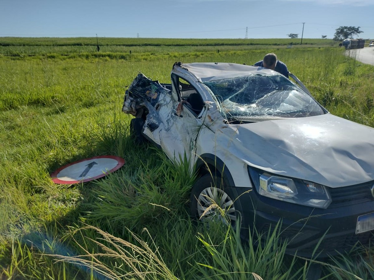 Capotamento de picape deixa motorista ferido em entroncamento de rodovias em Taciba