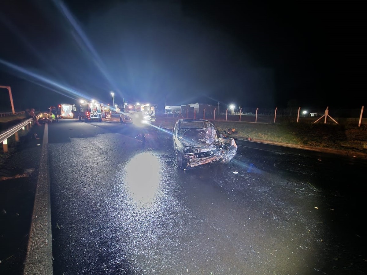 Carro pega fogo após colisão e deixa cinco pessoas feridas na Rodovia Assis Chateaubriand, em Martinópolis