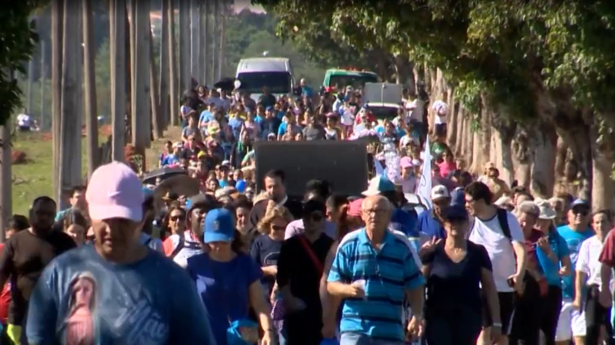 Católicos andam mais de 10km para agradecer santa peregrina na 21ª edição do ‘Caminhando com Maria’, em Presidente Prudente | Presidente Prudente e Região